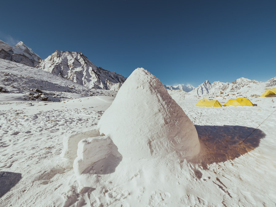 Aprovechando la experiencia del K2 y que hay nieve hemos construido un iglú