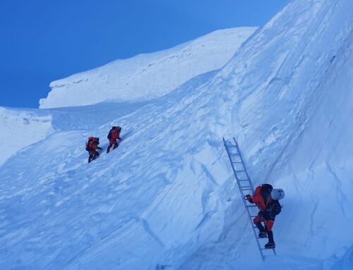 Alex Txikon and six sherpas reach the summit of the winter Manaslu